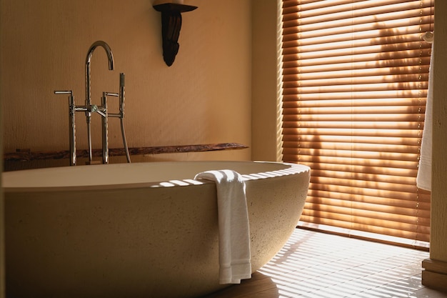 Interno del bagno soleggiato e moderno con una bella vasca da bagno di design. architettura moderna e interior design domestico.