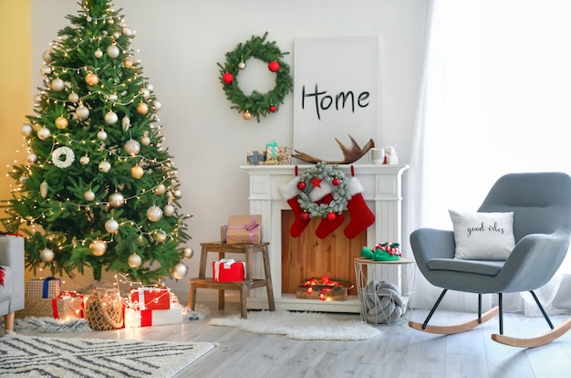 Interno del bellissimo soggiorno decorato per il Natale