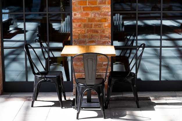 interno del caffè intorno al mattone rosso