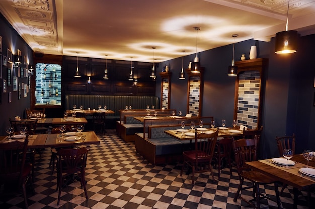 Interno del caffè moderno dove non ci sono persone. Illuminazione artificiale.