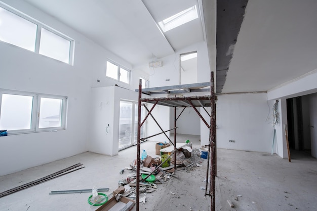 interno del cantiere con impalcature in un grande e moderno appartamento duplex incompiuto