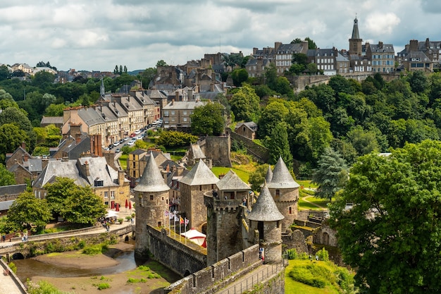 Interno del castello di Fougeres e la città sullo sfondo. Regione della Bretagna, dipartimento Ille et Vilaine, Francia