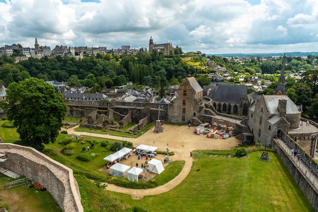 Interno del castello di Fougeres e la città sullo sfondo. Regione della Bretagna, dipartimento Ille et Vilaine, Francia