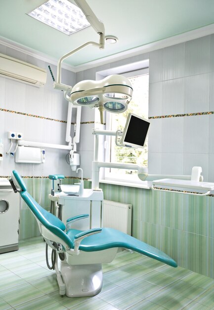 Interno del gabinetto del dentista con attrezzature moderne