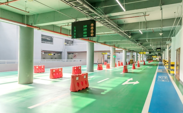 interno del garage con auto e parcheggio libero nel parcheggio