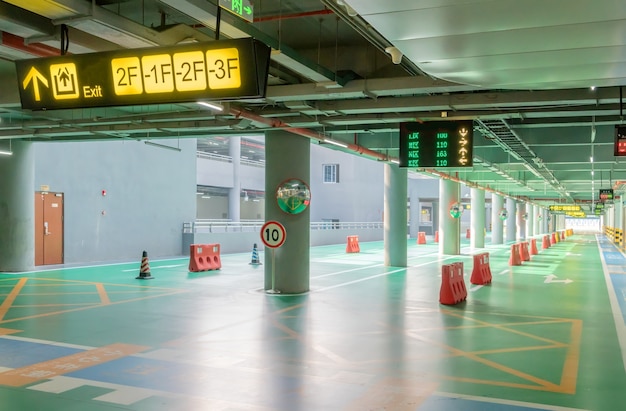 interno del garage con auto e parcheggio libero nel parcheggio