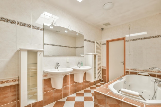 Interno del moderno bagno luminoso con servizi igienici