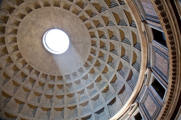 Interno del Pantheon di Roma con il famoso raggio di luce dall'alto