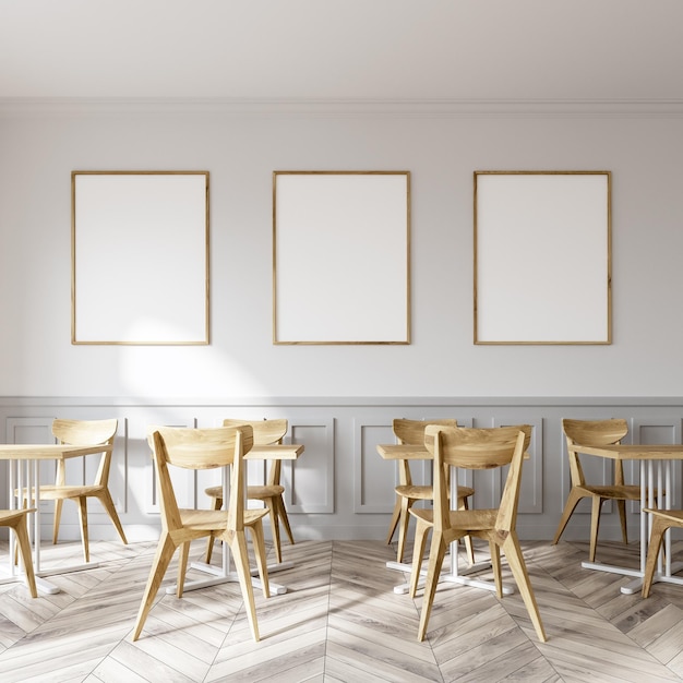 Interno del ristorante bianco con pavimento in legno e tavoli quadrati con sedie in legno bianco vicino a loro. Una galleria di manifesti. Rendering 3d mock up