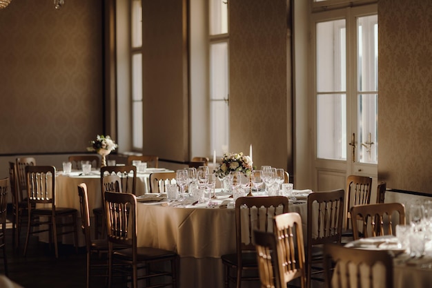 Interno del ristorante con tavoli splendidamente decorati per un evento