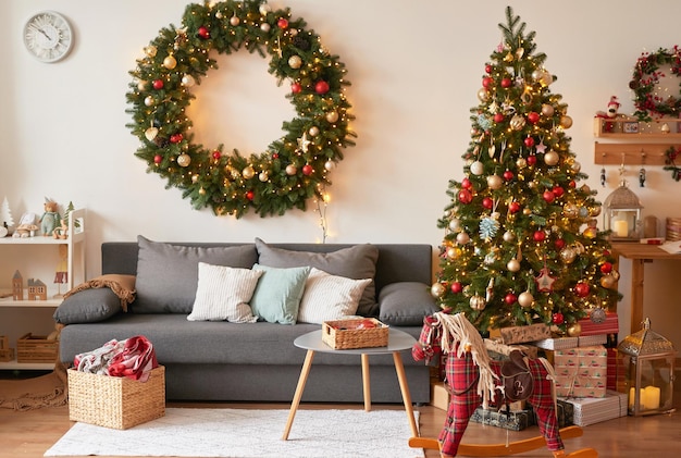 Interno del salone Albero di Natale e ghirlanda Festa di Capodanno Affitti vacanze Vacanze invernali e vacanze