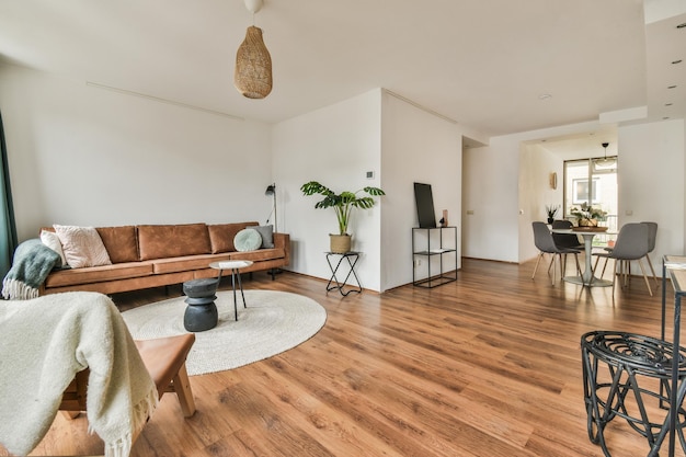 Interno del soggiorno contemporaneo con sala da pranzo