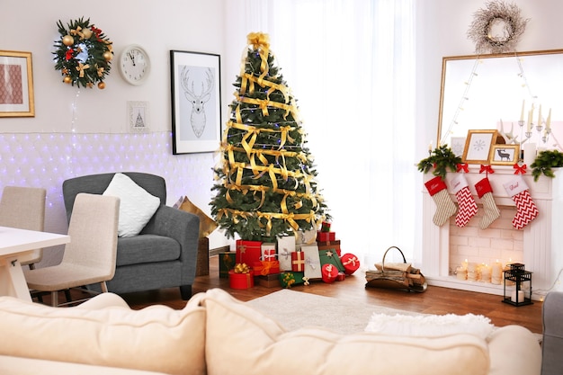 Interno del soggiorno decorato per il Natale