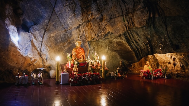 Interno del tempio dorato di pha jom di Tham nella caverna Chiang Rai, Tailandia