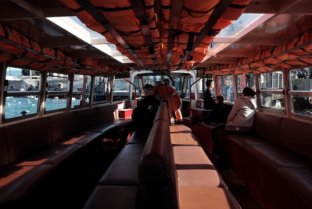 Interno del tram d'acqua