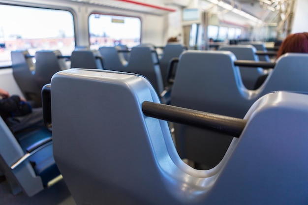 Interno del treno dei pendolari dall'aeroporto di Denver a Denver Union Station.