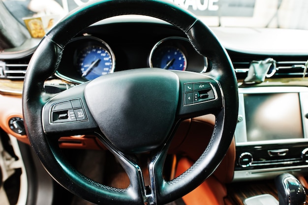 Interno del volante dell'auto del trasporto di lusso.