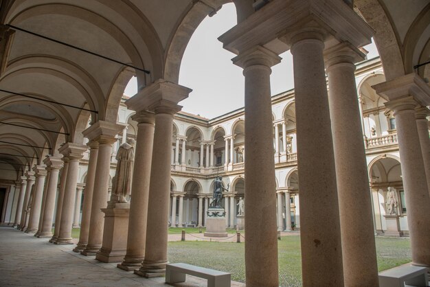 Interno dell'Accademia di Belle Arti di Brera a Milano con giardino porticato e statue