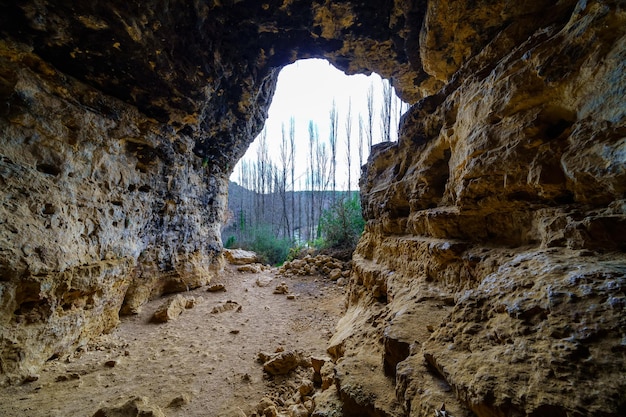 Interno dell'antica grotta nella roccia della montagna. Sepulveda, Madrid.