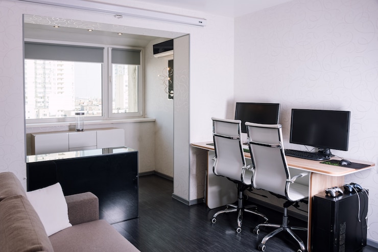 Foto interno dell'appartamento moderno con il posto di lavoro