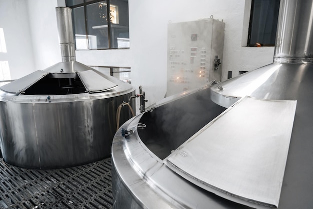 Interno dell'impianto di produzione della birra del moderno birrificio tecnologico
