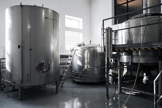 Interno dell'impianto di produzione della birra del moderno birrificio tecnologico