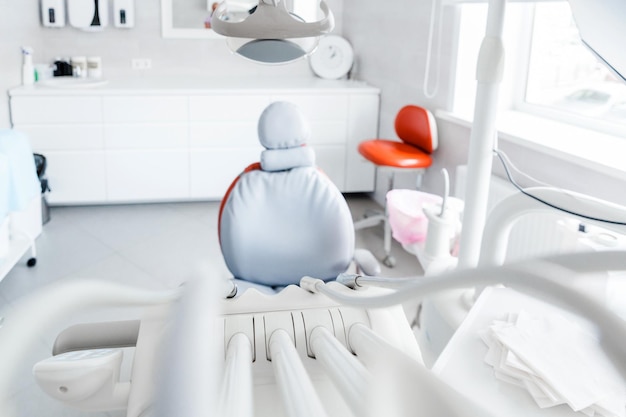 Interno dell'ufficio dentistico con attrezzature e sedia