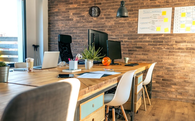 Interno dell'ufficio di coworking in stile industriale