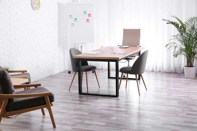 Interno dell'ufficio moderno con tavolo e sedie