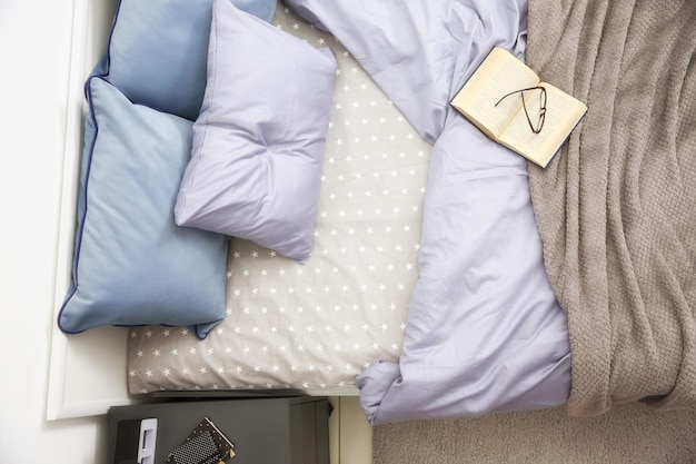 Interno della camera da letto con letto e vista dall'alto del libro