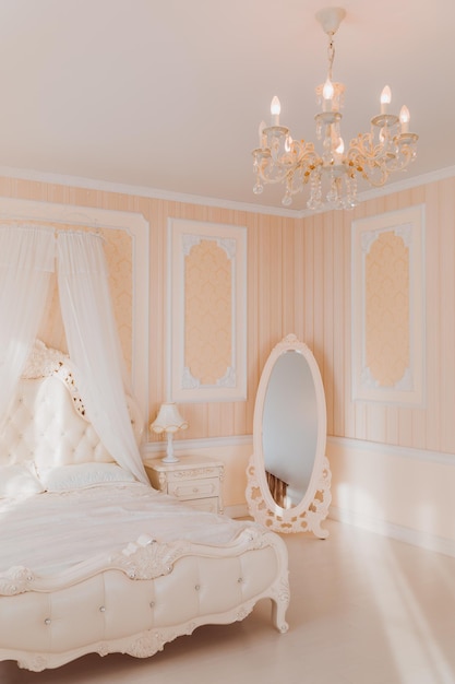 Interno della camera da letto di lusso in colori chiari