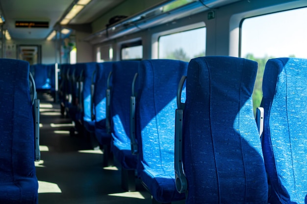 Interno della carrozza del treno passeggeri per pendolari