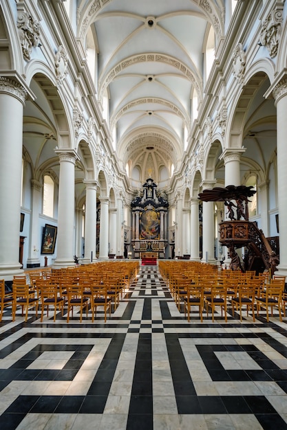 Interno della chiesa di st walburga a brugge belgio