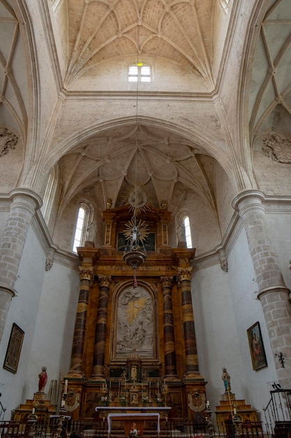 Interno della chiesa Excollegiata di Santa Ana a Penaranda de Duero nella provincia di Burgos in Spagna