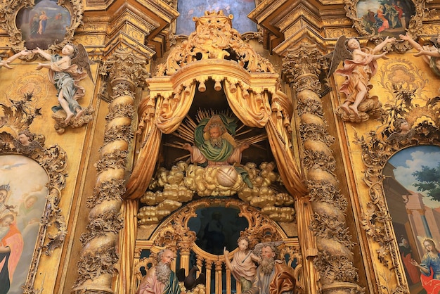 interno della chiesa iconostasi icone oggetti di culto altare religione crocifissione