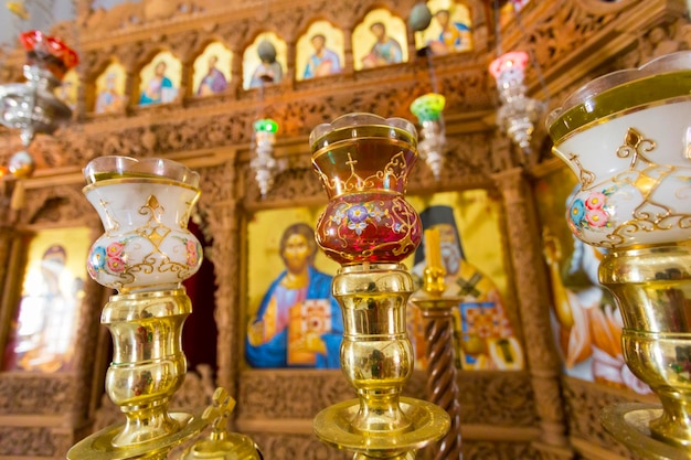 Interno della chiesa ortodossa con icone religiose