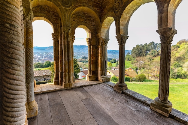 Interno della chiesa romanica di Santa Maria del Naranco con colonne e archi in pietra Oviedo Spagna