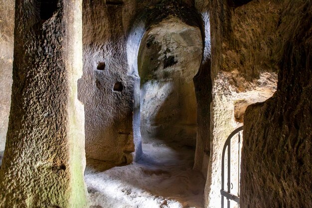 Interno della chiesa rupestre di Arroyuelos Si stima che sia stata costruita nel X secolo in Spagna