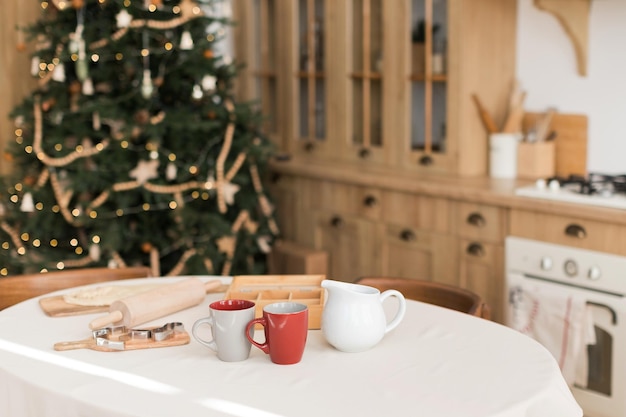 Interno della cucina con utensili sul tavolo