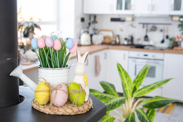 Interno della cucina e dettagli del decoro degli utensili con decorazione pasquale di uova colorate in stile loft Interno festivo di una casa di campagna