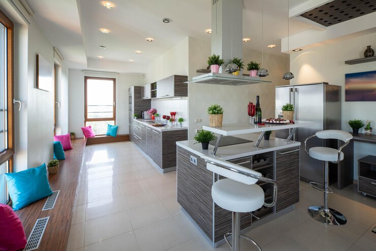 Foto interno della cucina in un moderno monolocale di lusso set da cucina tavolo e sedie