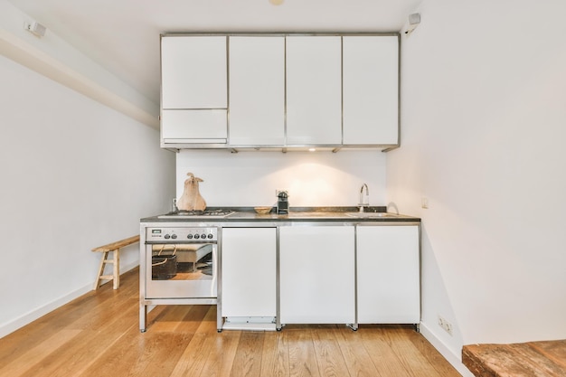 Interno della cucina moderna con mobili bianchi