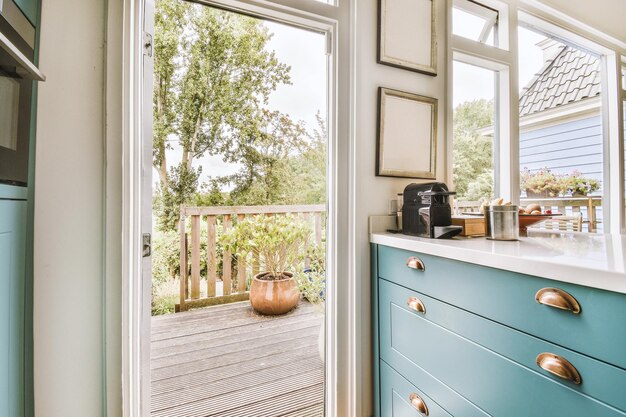 Interno della cucina moderna con mobili blu