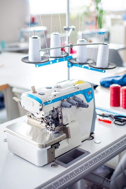 Interno della fabbrica di abbigliamento Chiude l'atelier di produzione con diverse macchine da cucire Sartoria