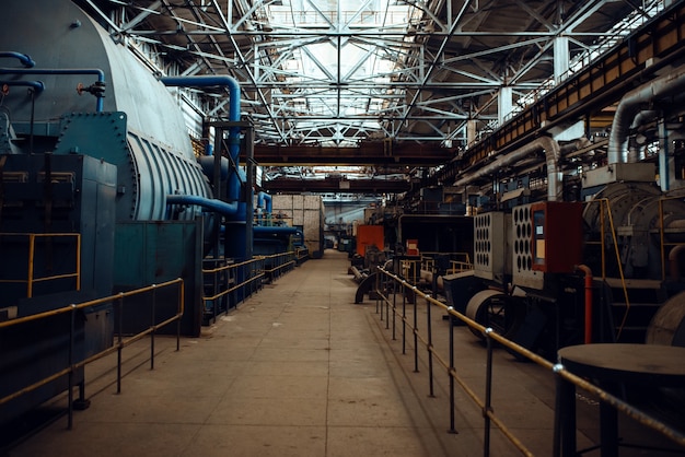 Interno della fabbrica di produzione di turbine, nessuno. Impianti di macchine elettriche, centrali elettriche, macchinari industriali