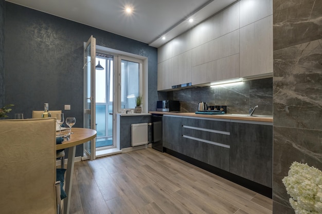 Interno della moderna cucina di lusso in monolocali in stile minimalista