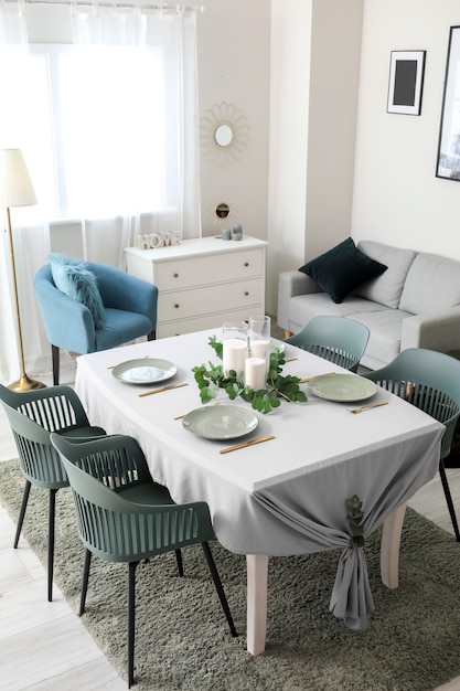 Interno della moderna ed elegante sala da pranzo