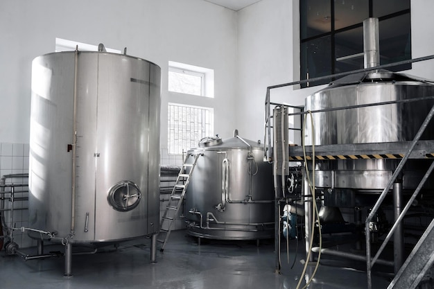 Interno della moderna fabbrica di birra con serbatoi all'interno