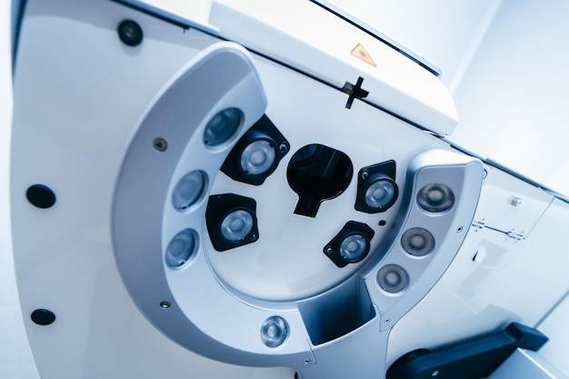 Interno della moderna sala operatoria oftalmologica con attrezzature moderne