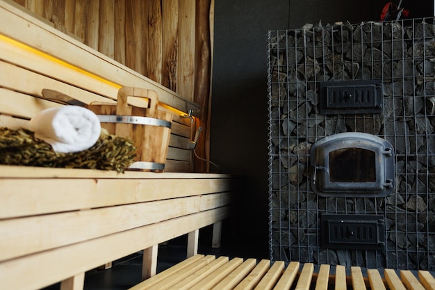 Interno della moderna sauna finlandese in legno